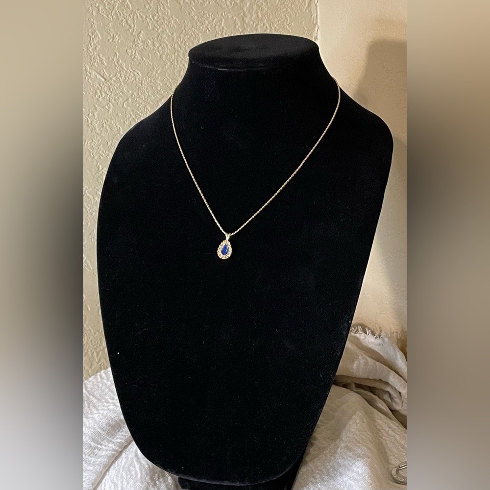 Avon Vintage Pendant with a Sapphire Blue Stone - Picture 4 of 7